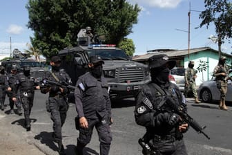 Polizisten in Soyapango: Auf der Suche nach Gangs umstellten sie die gesamte Stadt in El Salvador.,