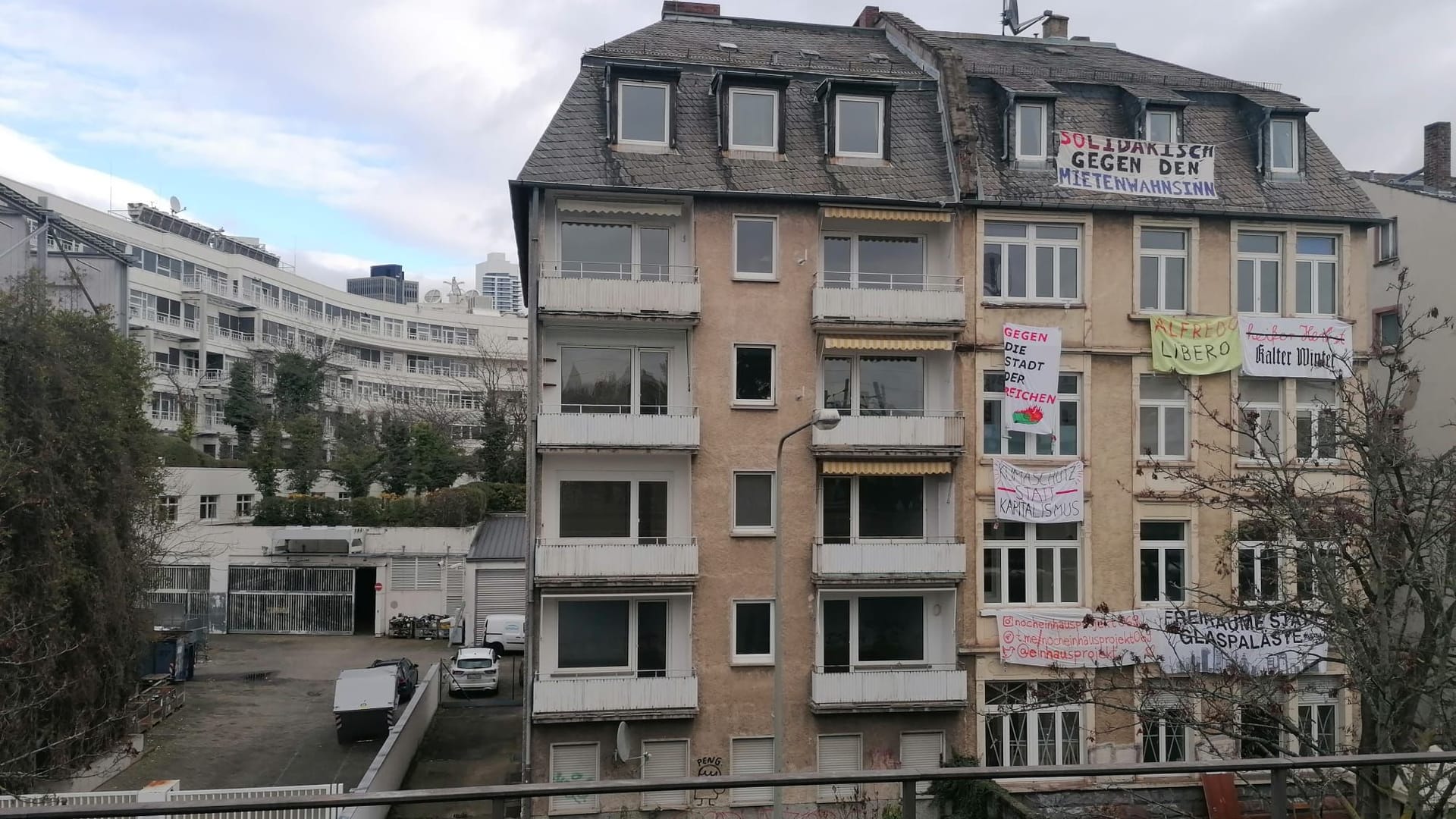 Das besetzte Haus in der Günderroder Straße 5: Die S-Bahn-Station Galluswarte ist gegenüber. Dort schlafen Menschen auf der Straße.