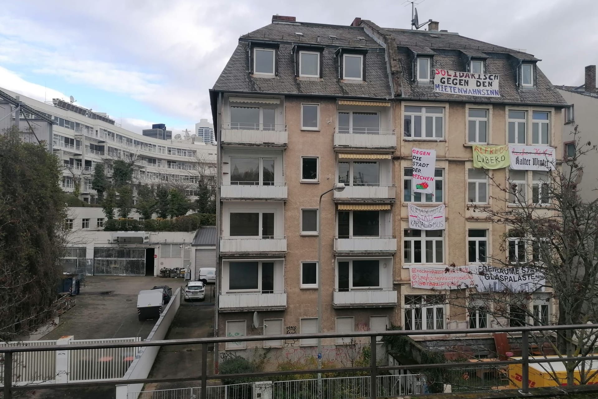 Das besetzte Haus in der Günderroder Straße 5: Die S-Bahn-Station Galluswarte ist gegenüber. Dort schlafen Menschen auf der Straße.