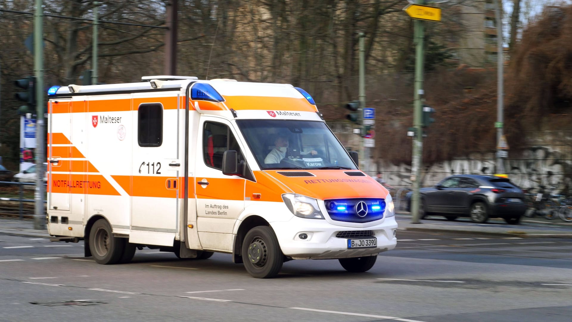 Rettungswagen vom Malteser Hilfsdienst (Symbolbild): Am Montag werden zwei Menschen bei einem Verkehrsunfall leicht verletzt. Rettungswagen vom Malteser Hilfsdienst (Symbolbild): Am Montag werden zwei Menschen bei einem Verkehrsunfall leicht verletzt.