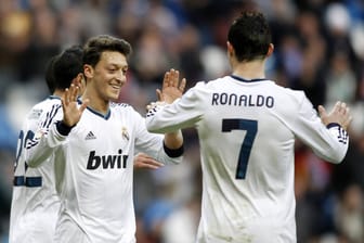 Mesut Özil jubelt mit Cristiano Ronaldo bei Real Madrid (Archivbild): Der ehemalige deutsche Nationalspieler den portugiesischen Superstar verteidigt.