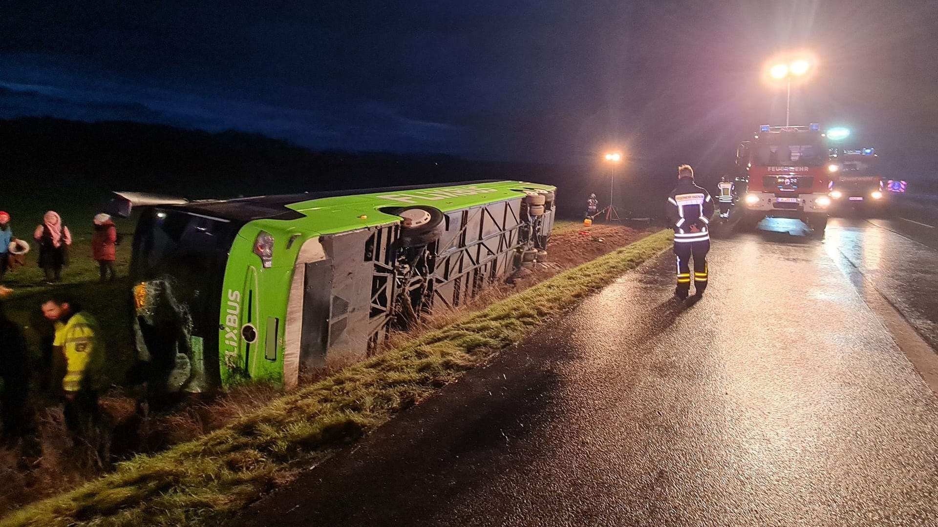 Linienbus kommt auf A24 von Fahrbahn ab