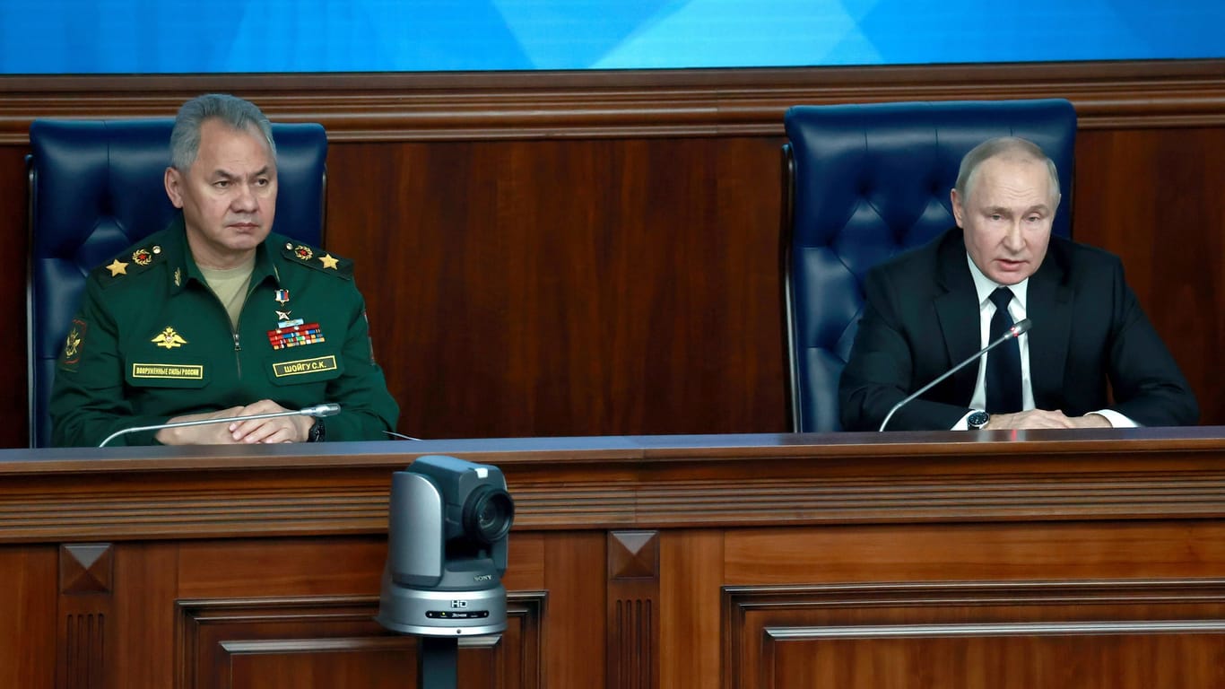 Putin mit seinem Verteidigungsminister Schoigu: Er könnte Putins Sündenbock für die anhaltenden militärischen Misserfolge in der Ukraine werden.