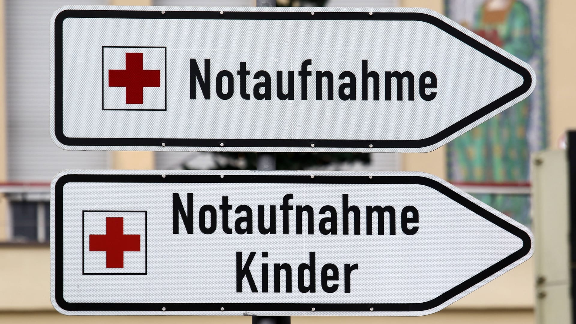 Schild mit Aufschrift "Notaufnahme" und "Notaufnahme Kinder" (Symbolbild): Mit lebensgefährlichen Stichverletzungen wies sich ein 32-Jähriger selbst in die Klinik ein. Schild mit Aufschrift "Notaufnahme" und "Notaufnahme Kinder" (Symbolbild): Mit lebensgefährlichen Stichverletzungen wies sich ein 32-Jähriger selbst in die Klinik ein.