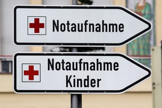 Schild mit Aufschrift "Notaufnahme" und "Notaufnahme Kinder" (Symbolbild): Mit lebensgefährlichen Stichverletzungen wies sich ein 32-Jähriger selbst in die Klinik ein.