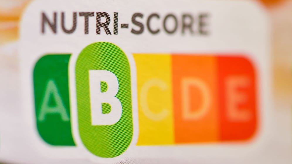 Orientierung bei der Produktauswahl: Der Nutri-Score ist eine farbliche Nährwertkennzeichnung auf einem Fertigprodukt.