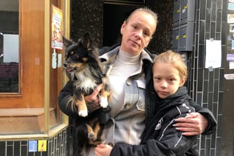 Pia Kagelmacher, ihr Sohn Luca und Hund Brutus vor dem Mietshaus "Im Ferkulum 8".