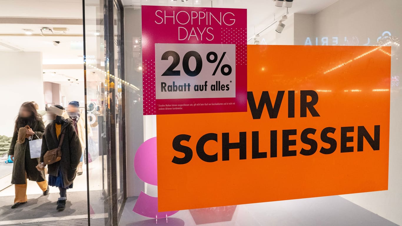 "Wir schliessen" steht an der Filiale von Schuhhändler Görtz in der Kaufingerstraße. Das Hamburger Unternehmen ist insolvent und schließt mehrere Filialen in Deutschland.