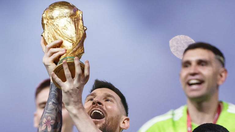 Lionel Messi und der WM-Pokal: Unerlaubterweise sollen auch andere Personen die Trophäe berührt haben.