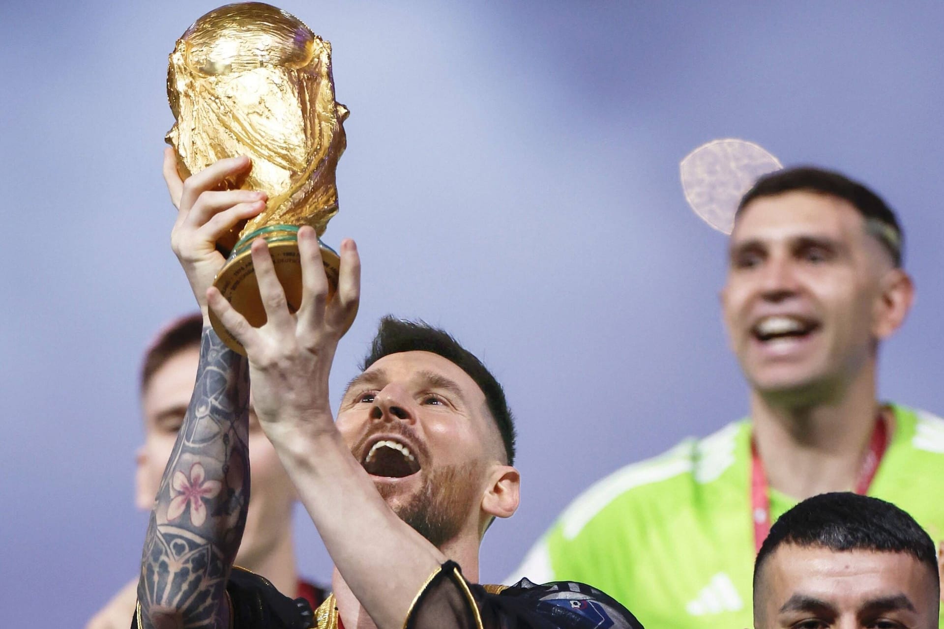 Lionel Messi und der WM-Pokal: Unerlaubterweise sollen auch andere Personen die Trophäe berührt haben.