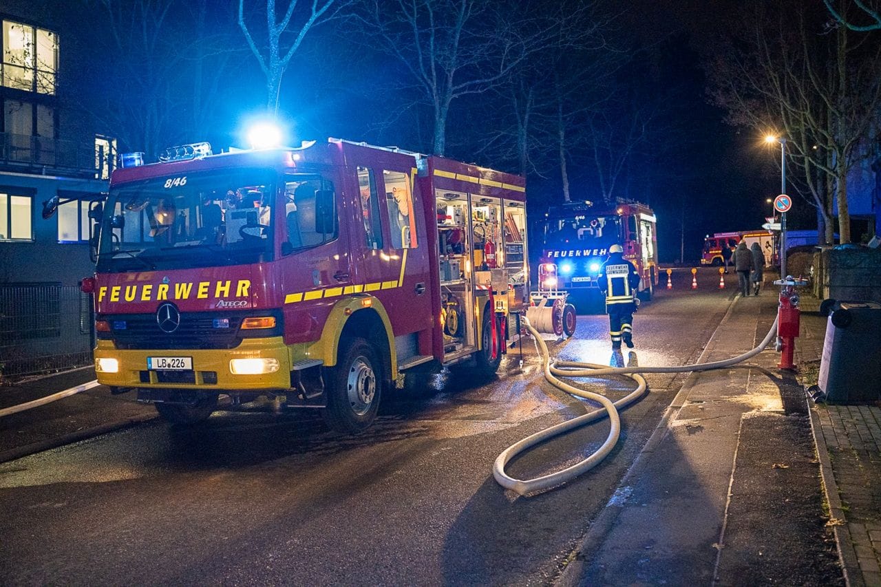 Einsatzfahrzeuge der Feuerwehr stehen vor dem Klinikum Ludwigsburg: In der Psychiatrie war zuvor ein Feuer ausgebrochen.