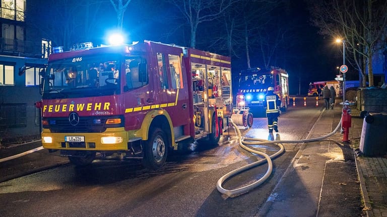 Einsatzfahrzeuge der Feuerwehr stehen vor dem Klinikum Ludwigsburg: In der Psychiatrie war zuvor ein Feuer ausgebrochen.