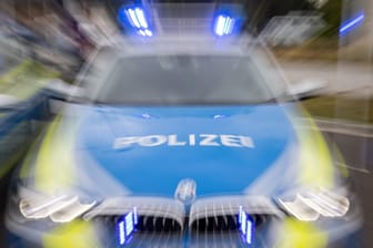 Ein Streifenwagen der Polizei mit eingeschaltetem Blaulicht (Symbolbild): Die Autobahnpolizei ermittelt wegen schwerer Körperverletzung.