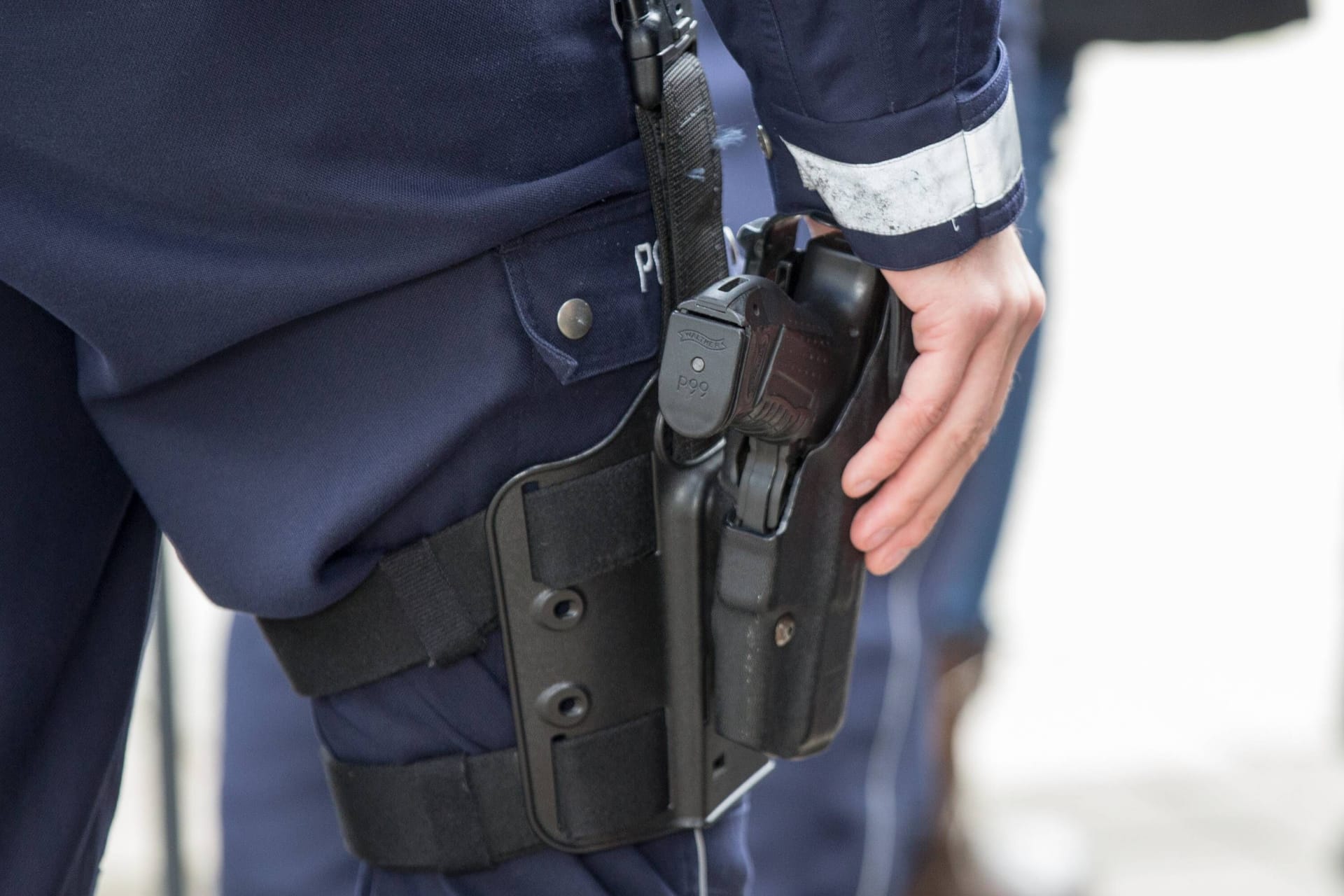 Schusswaffe am Polizei-Holster (Symbolbild): Eigentlich war der Verletzte auf ein Auto losgegangen.