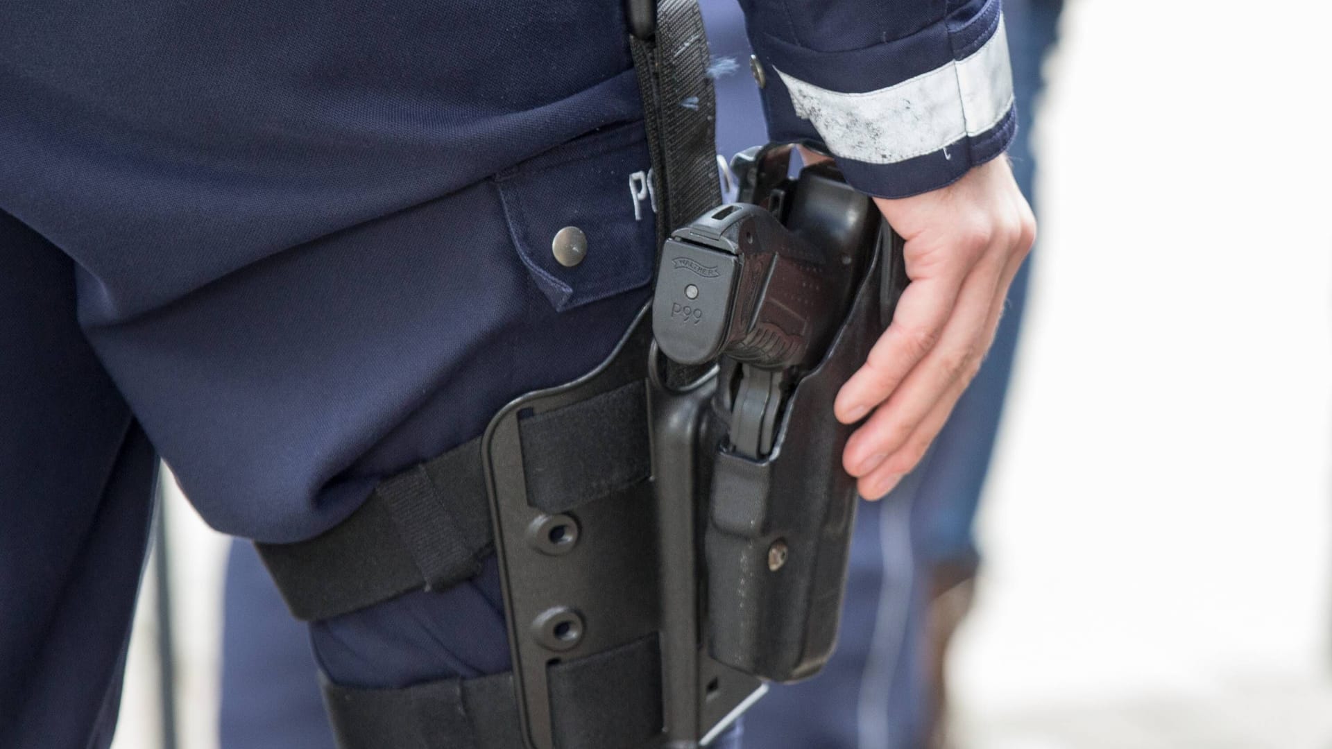 Schusswaffe am Polizei-Holster (Symbolbild): Eigentlich war der Verletzte auf ein Auto losgegangen.