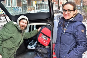 Christian und Julia packen sein Gepäck in ihr Auto: Der 40-Jährige lebte fast 20 Jahre auf der Straße.
