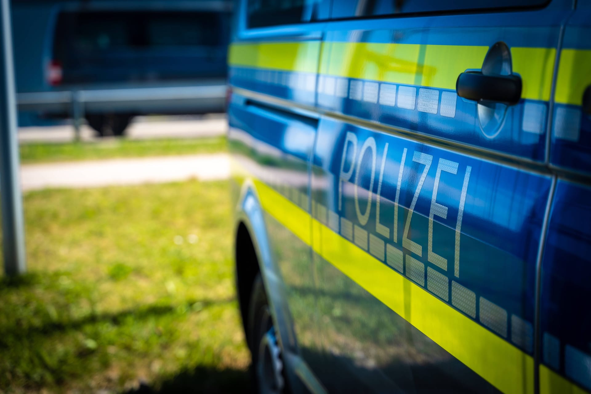 Einsatzwagen der Polizei (Symbolfoto): Eine Anwohnerin alarmierte die Beamten.