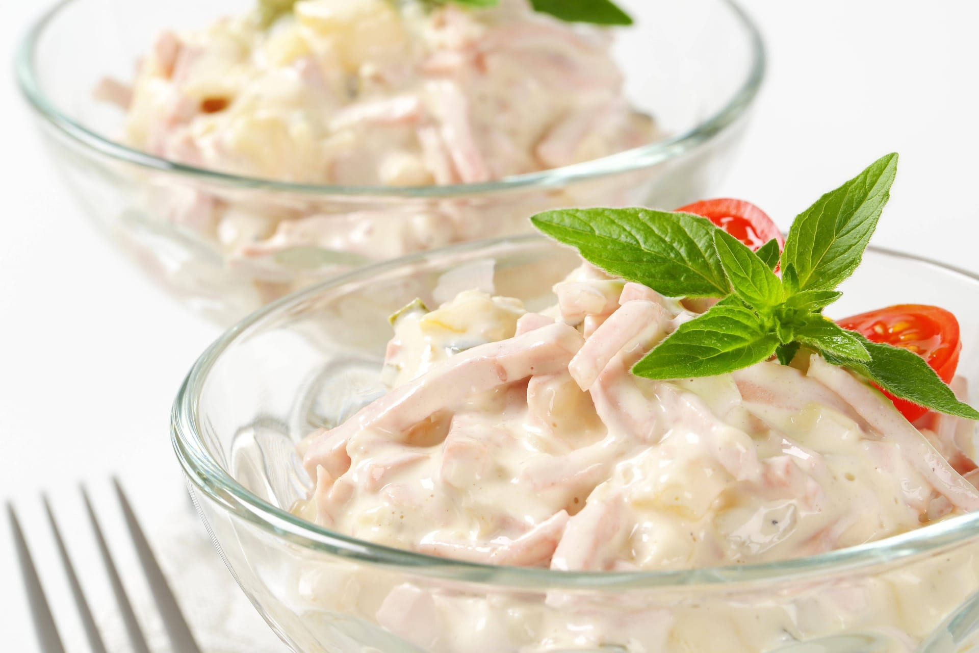 Kartoffelsalat mit Fleischsalat: Sowohl mit als auch ohne Mayonnaise ein Genuss.