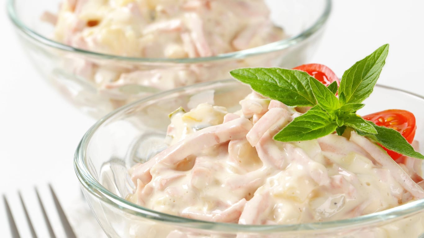 Kartoffelsalat mit Fleischsalat: Sowohl mit als auch ohne Mayonnaise ein Genuss.