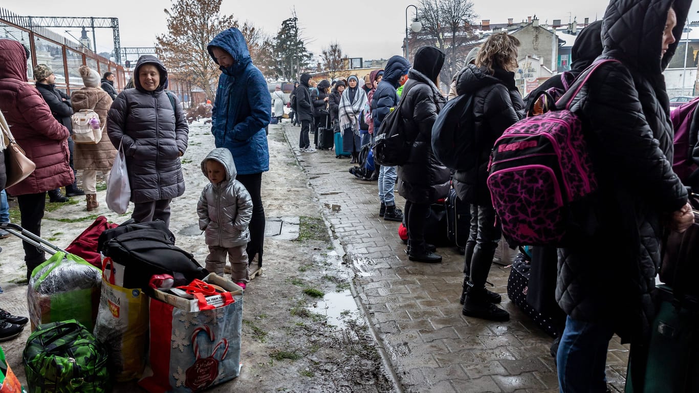 Ukrainer stehen an einem polnischen Bahnhof Schlange: Seit dem Beginn der russischen Invasion in der Ukraine haben mehr als sieben Millionen ukrainische Flüchtlinge die polnische Grenze überquert. Seitdem sind viele Ukrainer in ihr Heimatland zurückgekehrt oder in verschiedene Länder weitergereist.