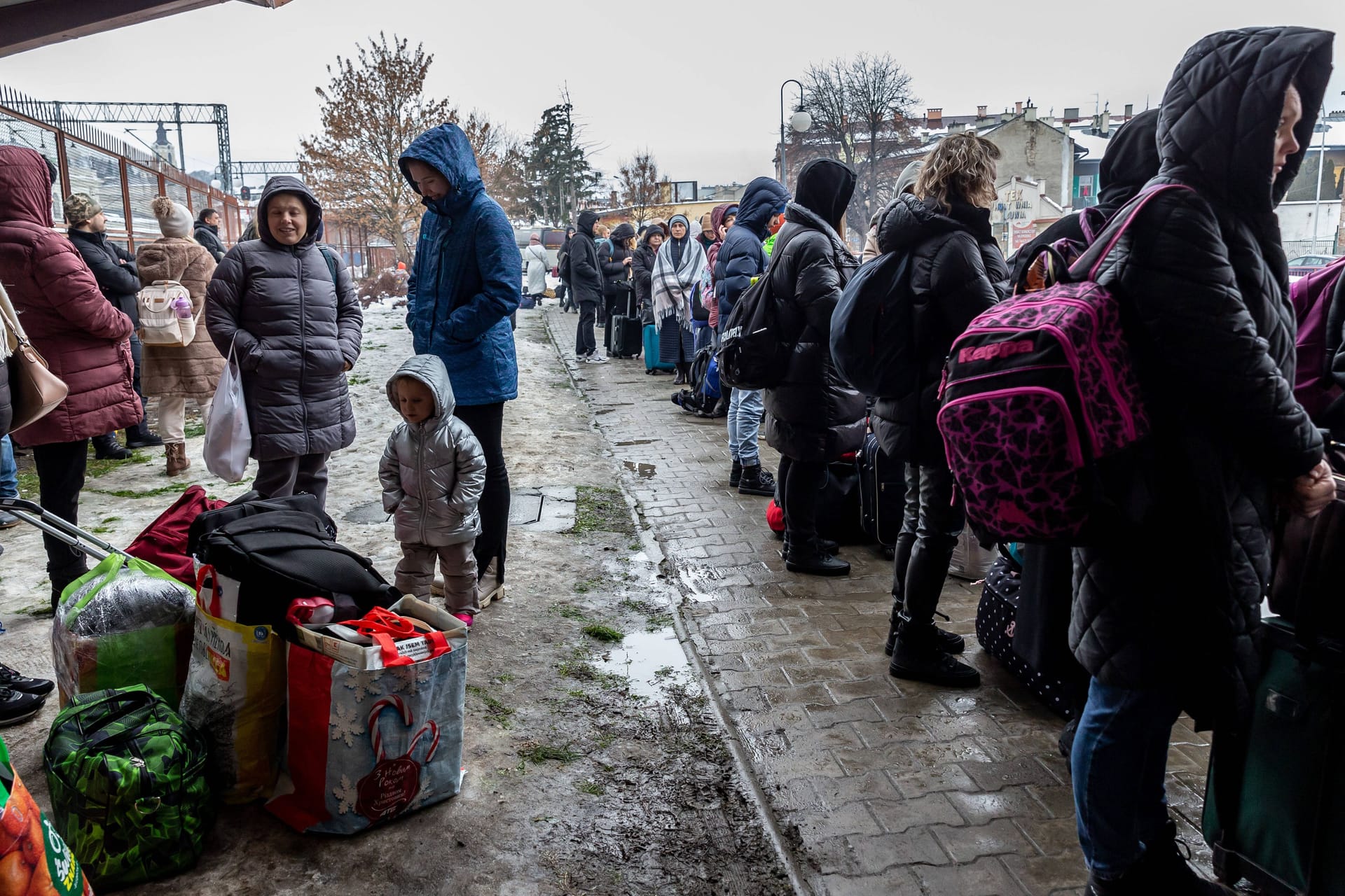 Ukrainer stehen an einem polnischen Bahnhof Schlange: Seit dem Beginn der russischen Invasion in der Ukraine haben mehr als sieben Millionen ukrainische Flüchtlinge die polnische Grenze überquert. Seitdem sind viele Ukrainer in ihr Heimatland zurückgekehrt oder in verschiedene Länder weitergereist.