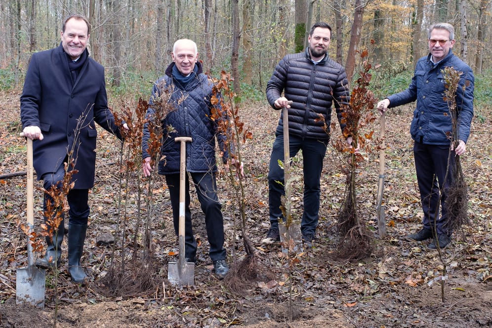 Oberbürgermeister Stefan Keller pflanzt zusammen mit den Baumspendern Setzlinge.