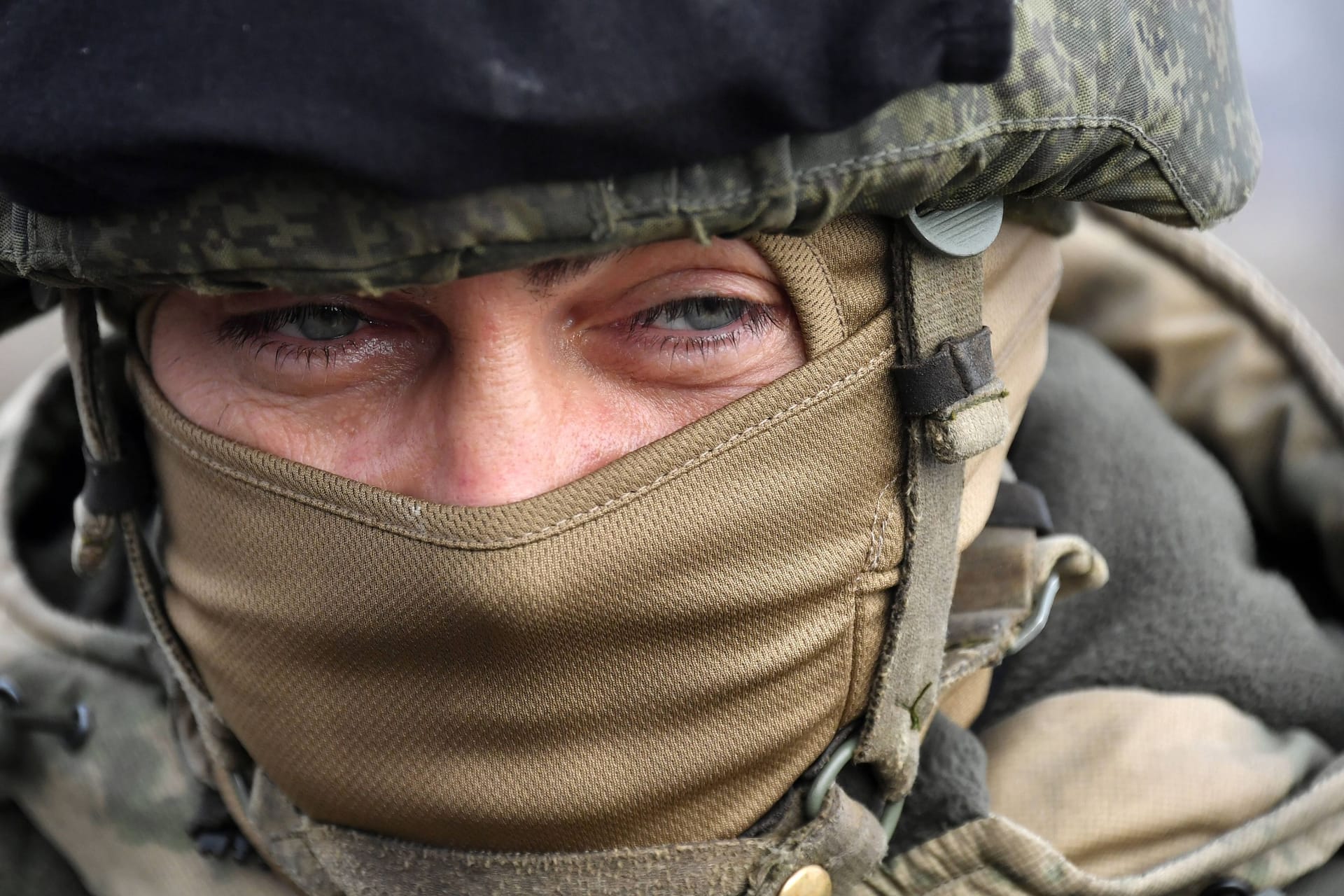 Ein russischer Soldat bei einer Übung (Symbolbild): Telefonmitschnitte geben erschreckende Einblicke in die Situation im Krieg.