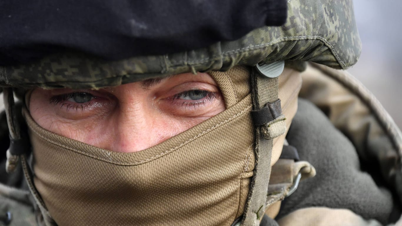 Ein russischer Soldat bei einer Übung (Symbolbild): Telefonmitschnitte geben erschreckende Einblicke in die Situation im Krieg.