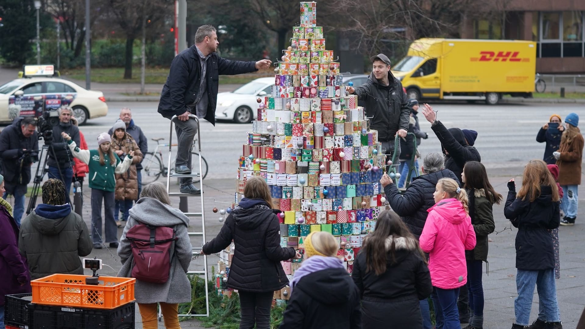 Weltrekord Weihnachtsbaum aus Konservendosen Weltrekord Weihnachtsbaum aus Konservendosen