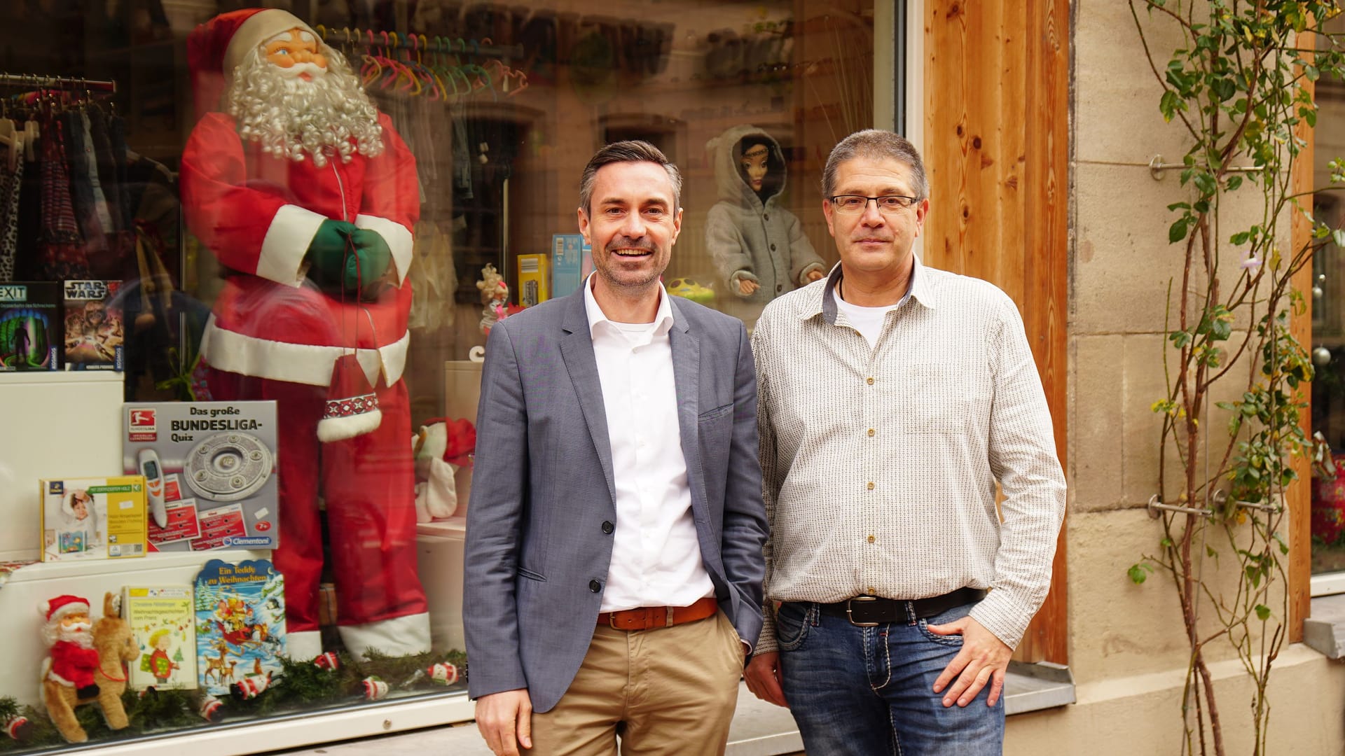 Sozialreferent Benedikt Döhla und Abteilungsleiter Thomas Bergsch vor der Fundgrube in der Hirschenstraße 37a in Fürth.