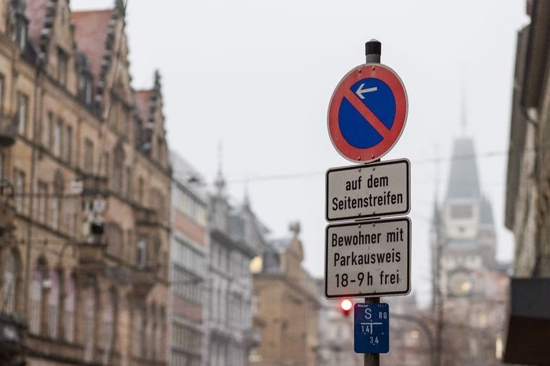 Verkehrsschild in einer Innenstadt (Symbolfoto): Ein erster Vorschlag, manche Gebühren zu verdoppeln, wurde abgelehnt.
