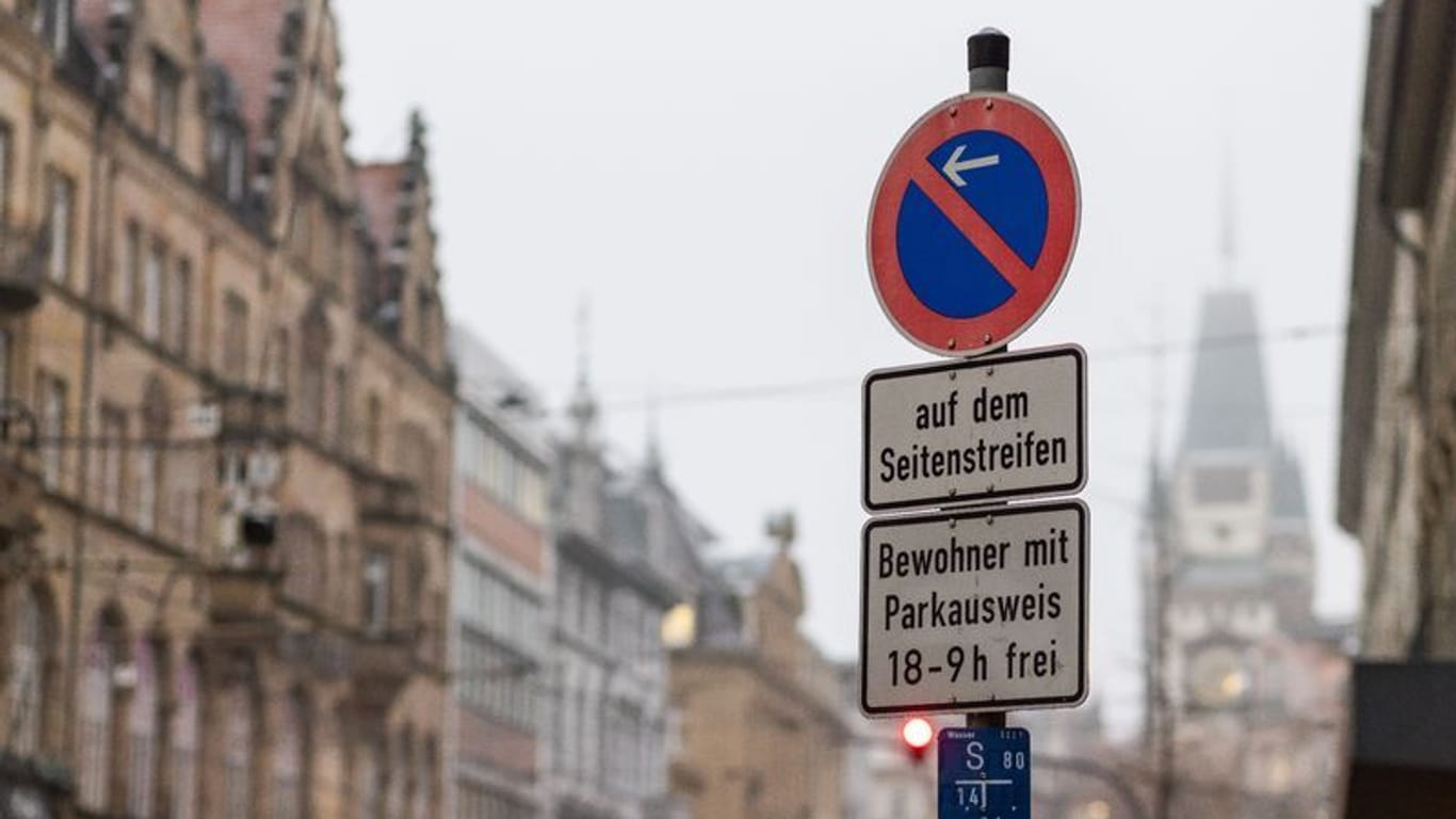 Verkehrsschild in einer Innenstadt (Symbolfoto): Ein erster Vorschlag, manche Gebühren zu verdoppeln, wurde abgelehnt.