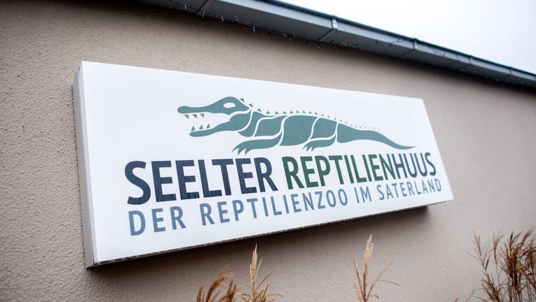 Ein Schild mit dem Logo des "Seelter Reptilienhuus": Sollte sich keine Lösung für das Finanzierungsproblem finden, müsste der Zoo unter Umständen auch geschlossen werden.