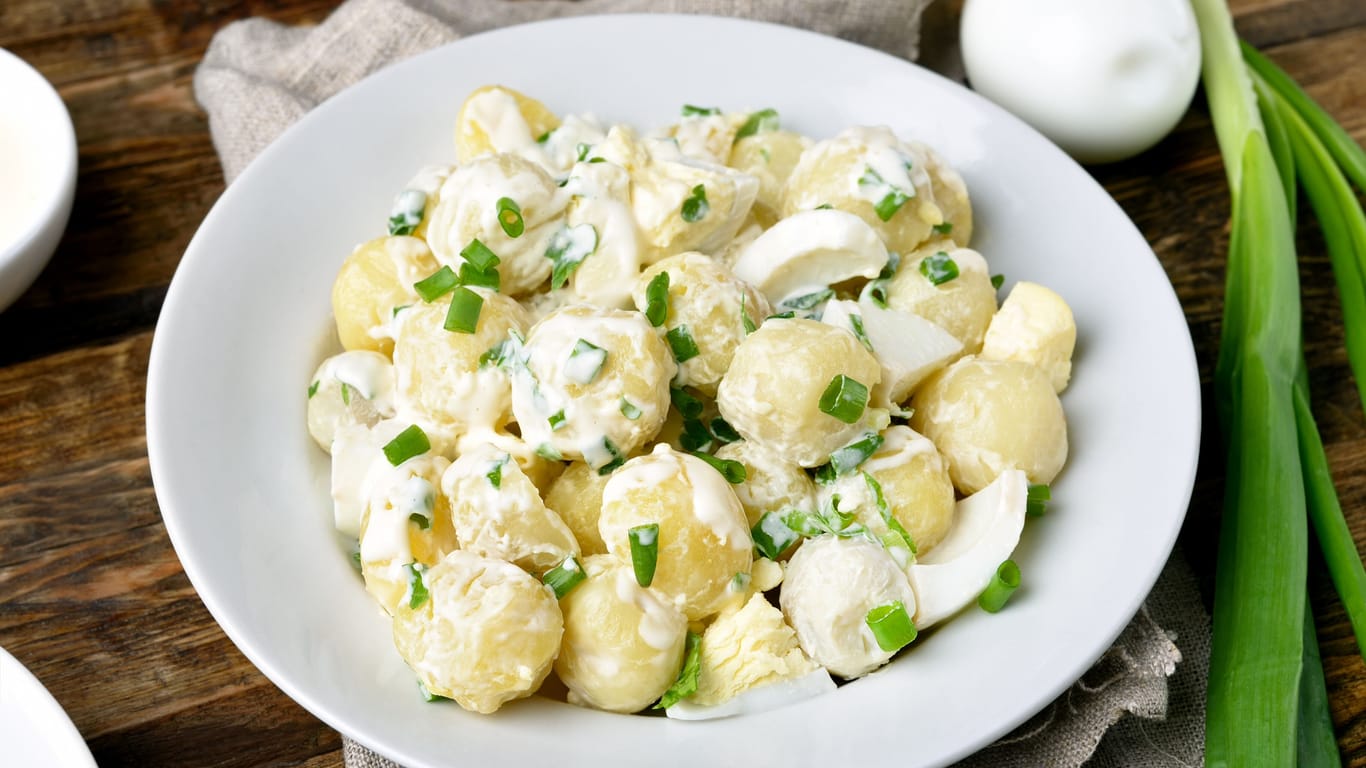 Klassischer Kartoffelsalat: Die deftige Variante nach Omas Art ist ein sättigendes Hauptgericht.