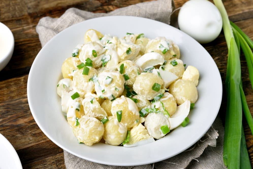 ﻿Klassischer Kartoffelsalat: Die deftige Variante nach Omas Art ist ein sättigendes Hauptgericht.