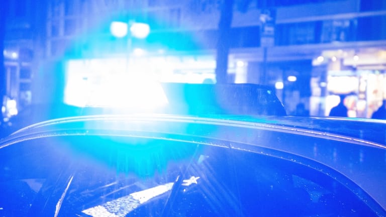 Blaulicht (Symbolbild): Die Frau wurde in ein Krankenhaus gebracht.