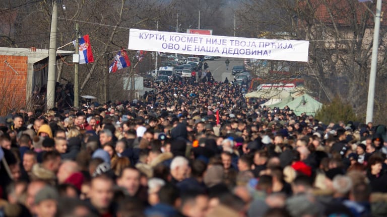 Serbische Demonstration in Mitrovica: "Kurti, der Kosovo ist nicht euer Revier, sondern das Land unserer Vorfahren", heißt es auf dem Banner. Kurti ist der Präsident des Kosovos.