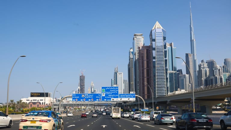 Skyline von Dubai: Ein Türsteher benötigte Arbeitsschuhe in Größe 57.
