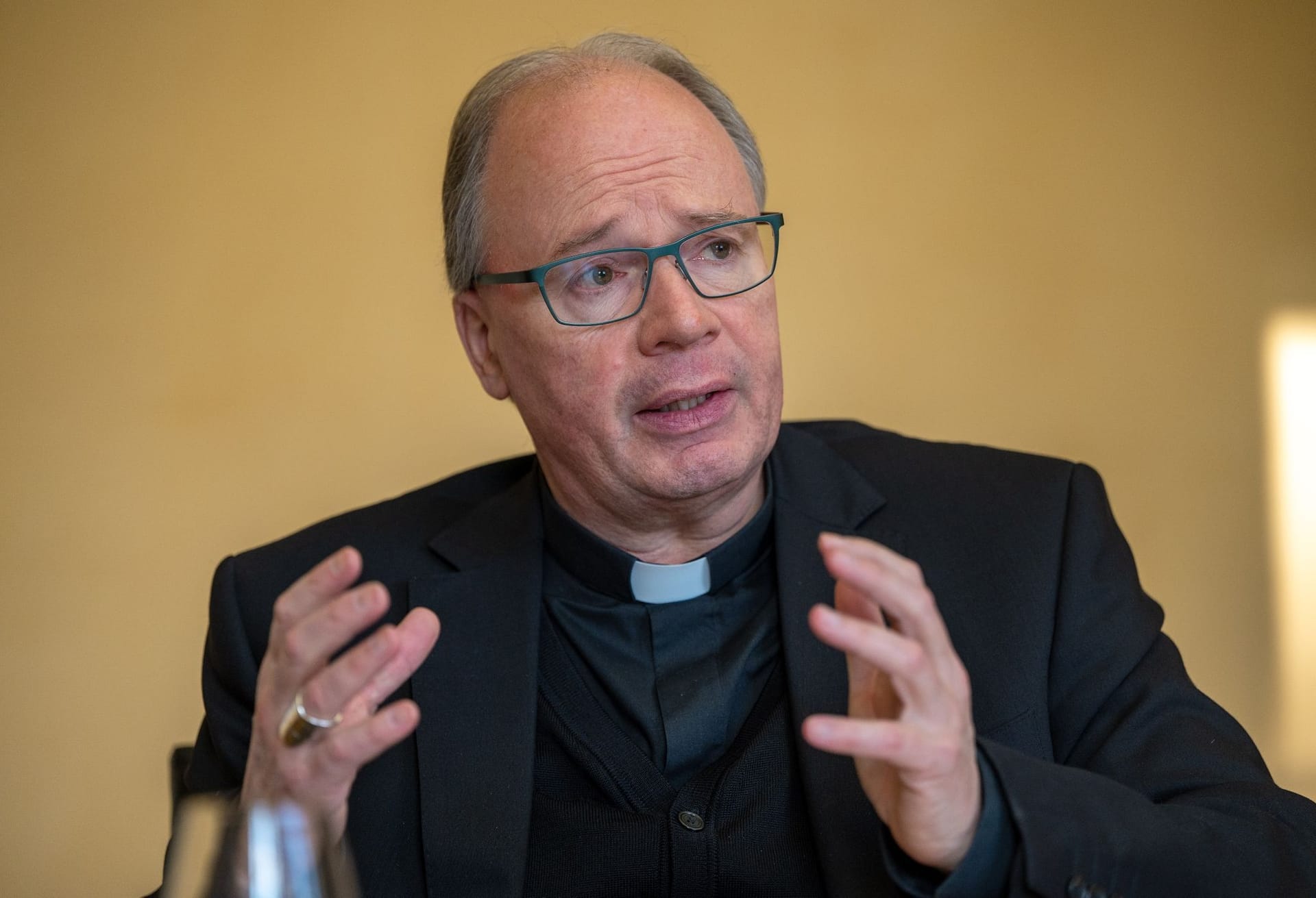 Der Trierer Bischof Stephan Ackermann (Archivbild) hält die Schmerzensgeld-Klagen für einen "niederschwelligeren Weg".