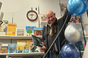 Volker Riedel in seinem Comicheft-Laden: Für den 40. Geburtstag plant er besondere Aktionen.