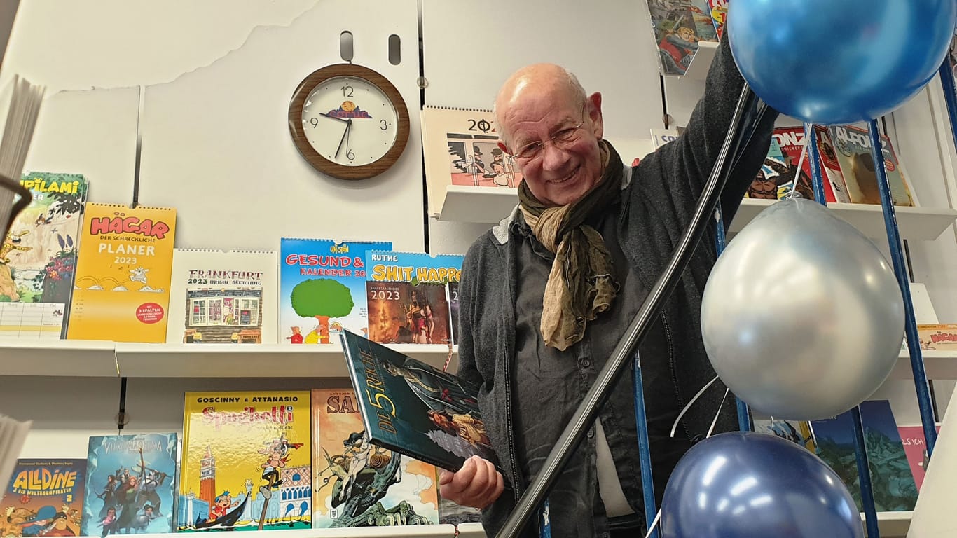 Volker Riedel in seinem Comicheft-Laden: Für den 40. Geburtstag plant er besondere Aktionen.