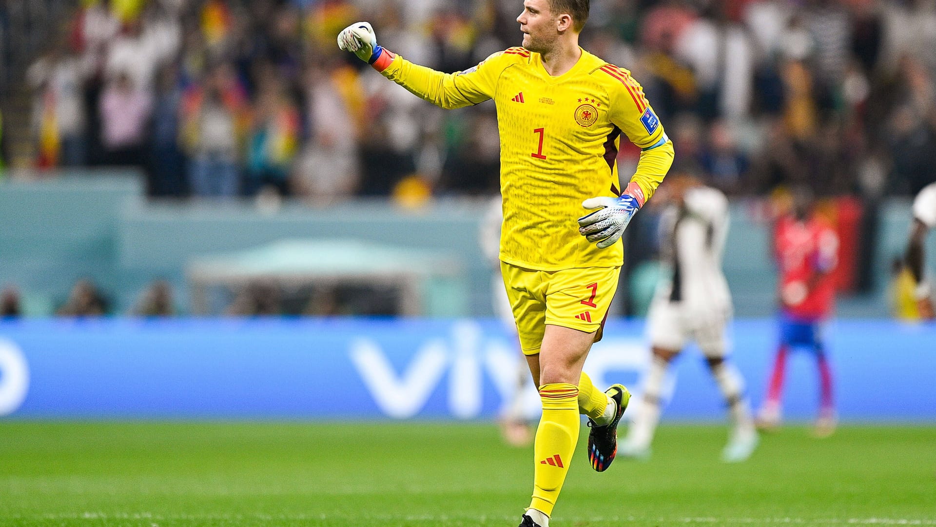 Manuel Neuer: Absolvierte seine 19. Partie bei einer Weltmeisterschaft und ist nun WM-Rekordtorhüter. Bekam im ersten Durchgang lange keinen Schuss auf seinen Kasten, ehe er nach Rüdigers Aussetzer mit starkem Reflex parierte (43. Minute) und den Ausgleich verhinderte. Beim Ausgleich mit Aktien, ließ den Ball zu einfach nach vorne klatschen (58.). Schlug sich das 1:2 quasi selbst rein. Es war wohl das letzte WM-Spiel seiner Karriere. Note 4