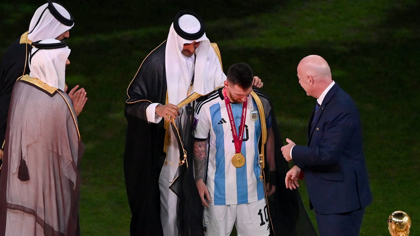 Lionel Messi bekommt bei der WM-Pokalübergabe den Bischt umgehängt: Ein Anwalt will das Kleidungsstück kaufen.