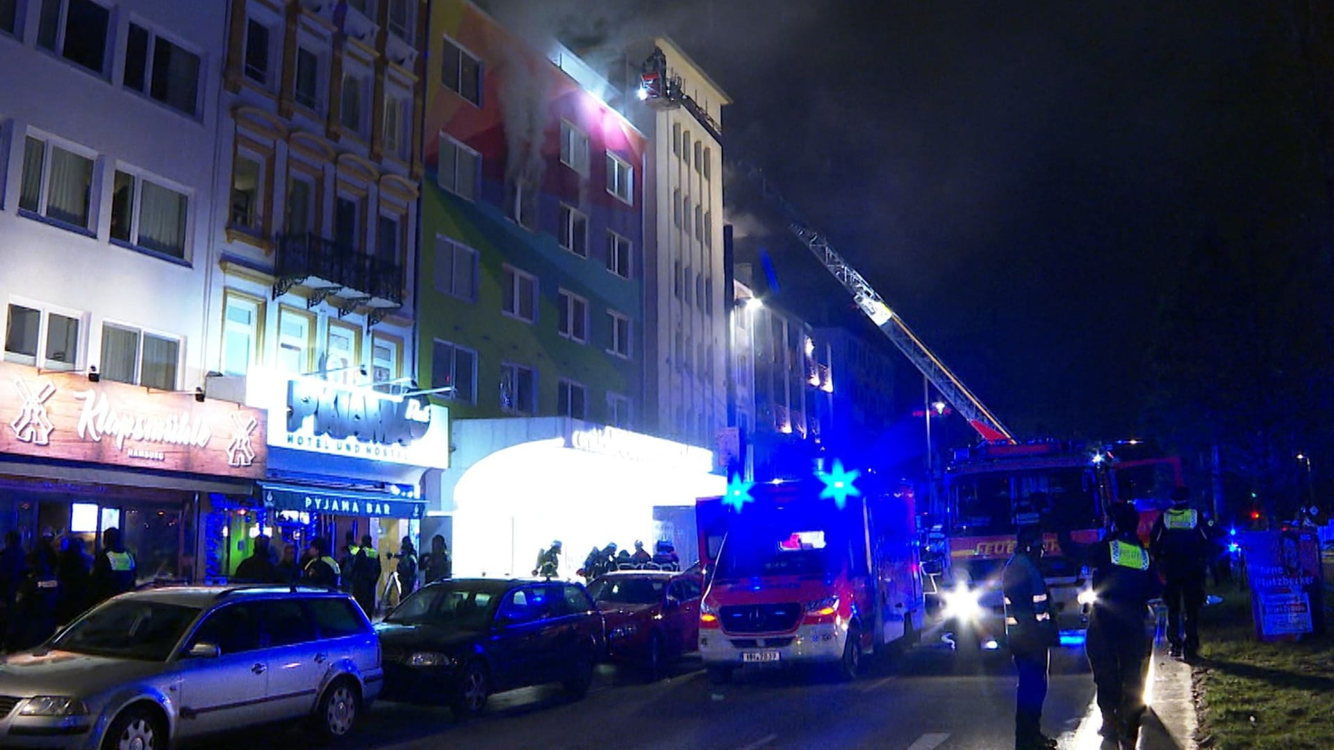 Fünf Verletzte bei Hausbrand auf der Reeperbahn Fünf Verletzte bei Hausbrand auf der Reeperbahn