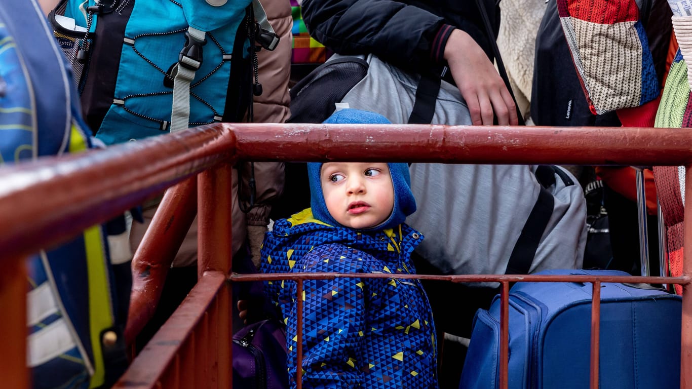 Kleinkind steht mit seiner Familie am Bahnhof in Przemysl, Polen, Schlange: Seit dem Beginn der russischen Invasion in der Ukraine haben mehr als sieben Millionen ukrainische Flüchtlinge die polnische Grenze überquert, um dem Konflikt zu entkommen