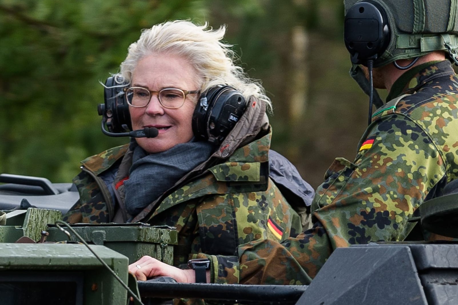 Christine Lambrecht fährt bei ihren Besuch der Panzerlehrbrigade 9 in einem Panzer mit: Das Bundesfinanzministerium lässt die Verteidigungsministerin mit ihrer Geldforderung abblitzen.