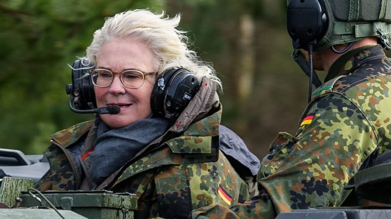 Christine Lambrecht fährt bei ihren Besuch der Panzerlehrbrigade 9 in einem Panzer mit: Das Bundesfinanzministerium lässt die Verteidigungsministerin mit ihrer Geldforderung abblitzen.