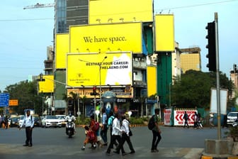 "The Länd"-Kampagne in Mumbai: Bis vor wenigen Tagen waren die riesigen Werbetafeln ganz in gelb getaucht.