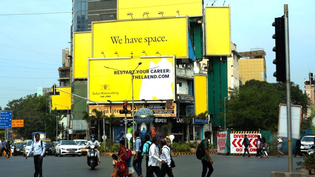 "The Länd"-Kampagne in Mumbai: Bis vor wenigen Tagen waren die riesigen Werbetafeln ganz in gelb getaucht.