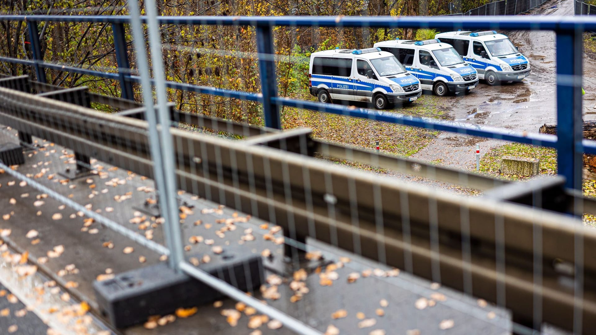 Einsatzfahrzeuge der Polizei stehen am gesperrten Südschnellweg (Bundesstraße 3).